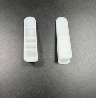 Пластиковые контейнеры для хранения с отдельными отделениями и вертикальными полосами, изготовленные методом литья под давлением, белые