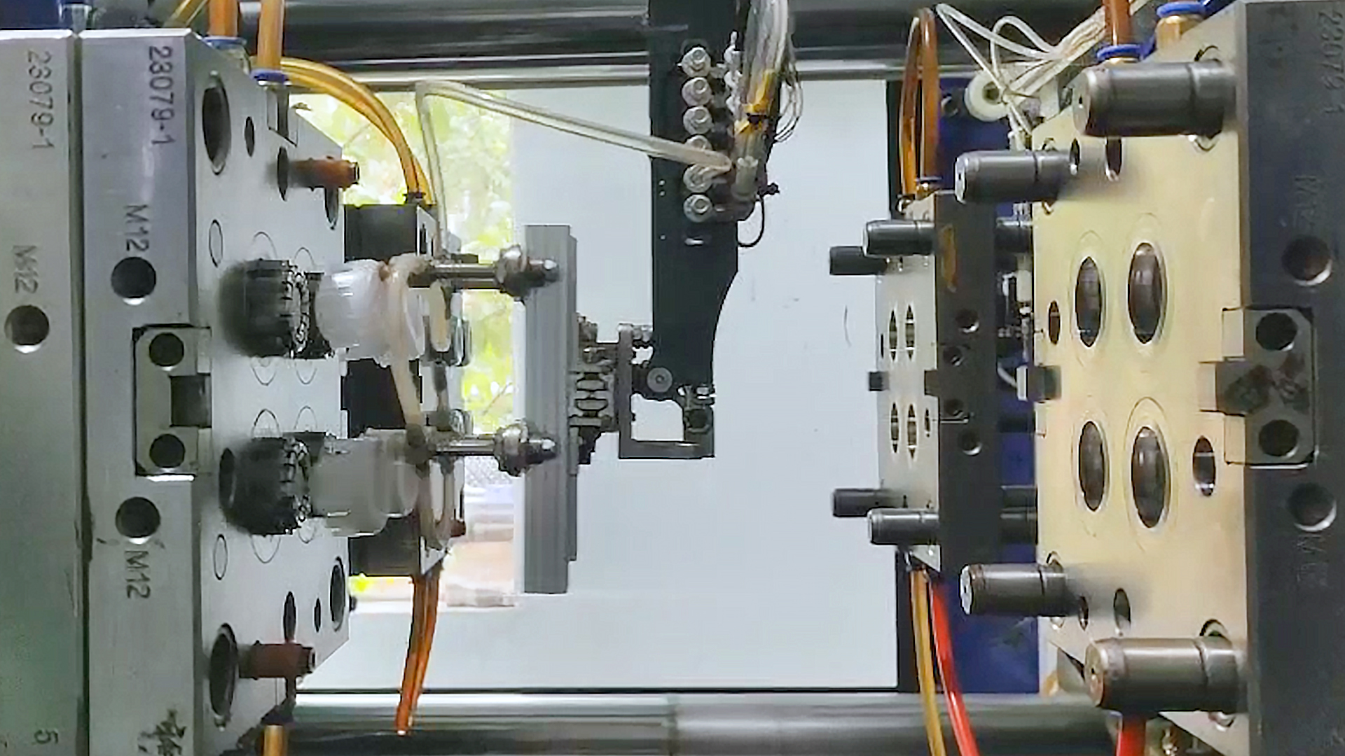 Двухэтапное литье под давлением и повторное формование: ключевые различия